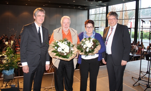 v.l.n.r: Vorstand Dr. Jens Rannenberg, Dietrich Grothe und Maritta Rautmann – die beiden Ehrenträger des Kästorfer Bausteins – sowie Vorstand Hans-Peter Daub. Foto: Dachstiftung Diakonie