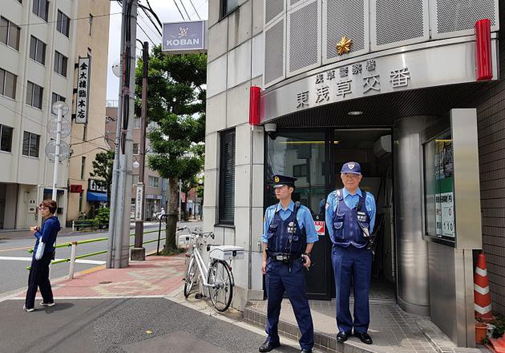 Polizisten vor einem Koban in Tokio. Foto: Malte Arnsperger/FOCUS Online
