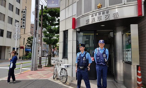 Polizisten vor einem Koban in Tokio. Foto: Malte Arnsperger/FOCUS Online