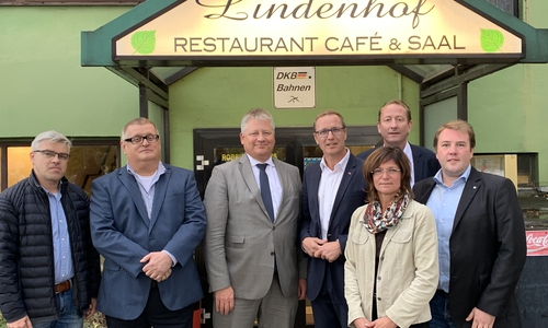 Dr. Bruno Kahl, Präsident des Bundesnachrichtendienstes, wird in Empfang genommen von (v.l.n.r.): Jens Lutz, Vorsitzender des CDU Stadtverbandes Clausthal-Zellerfeld, Axel Bender, Vorsitzender des CDU Stadtverbandes Goslar, Dr. Roy Kühne MdB, Meike Dede, Ralph Bogisch, Vorsitzender des CDU Kreisverbandes Goslar und Sebastian Skorzinski, Vorsitzender des Junge Union Kreisverbandes Goslar
Foto: Büro Roy Kühne