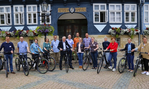 Die Jury vor dem Wolfenbütteler Rathaus. Foto: Thorsten Raedlein/ Stadt Wolfenbüttel