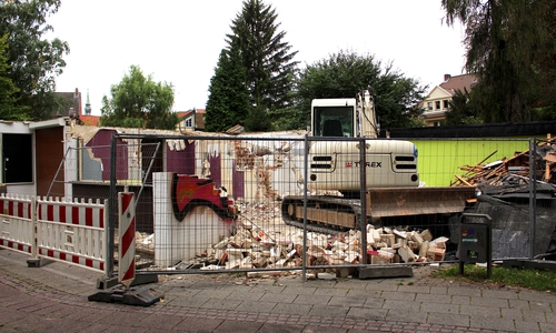 Die Abrissarbeiten der Toiletten am ehemaligen Kiosk „Am Herzogtore" haben begonnen. Foto: Nick Wenkel