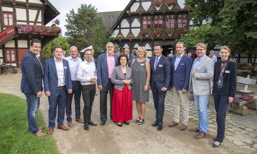 Mit den MdB aus der Region, zahlreichen MdL, Sozialministerin Dr. Carola Reimann (Mitte) feierte der Regionalverband Großraum Braunschweig seinen Abend der Region im Mühlenmuseum in Gifhorn. Foto: Regionalverband / Lutz Bierwirth.