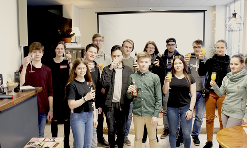 Die gewählten Mitglieder des Jugendparlaments feierten mit Caroline Wollenberg von der Stadtjugendpflege (1.v.r.) in der Veränder.Bar die Wahlergebnisse. Foto: Nino Milizia