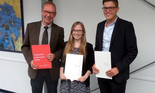 Glückwünsche zur bestandenen Abschlussprüfung gab es vom Städtischen Direktor Karsten Bock (li.) für Svenja Janietz und Patrick Wahl. Foto: Stadt Schöningen