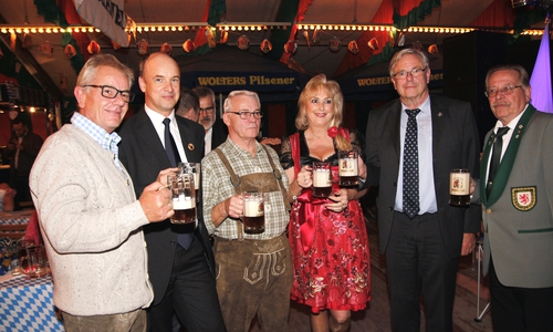  Christian Geiger beim Fassanstich. 