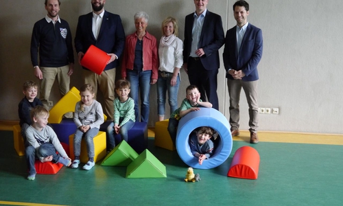 v.l.: Jens Angermann, Adrian Möker, Anke Bach, Kirstin Pöhl, Martin Koch, Salin Hunt und im Vordergrund fröhliche Kinder. Foto: Round Table