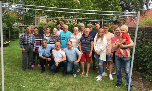 Das Gestell des neuen Pavillons steht bereits. Viele Helfer kamen zusammen und fassten mit an. Foto und Text: Daniela Uhde