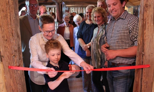 Marion Hanssen (l.) unterstützt Paul beim Zerschneiden des Bandes zur Aus­stellungseröffnung im Gärtnermuseum. Es freuen sich (v. r.) Florian Kinne, Katrin Rühland und Dr. Sandra Donner. Foto: Andreas Meißler

 