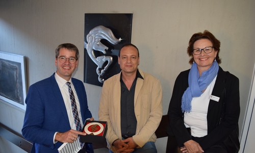v.l.: Oberbürgermeister Dr. Oliver Junk im Gespräch mit dem Künstler
Yaser Alomar, die städtische Mitarbeiterin Dagmar Mönnecke-Koroma hilft beim Übersetzen. Foto: Stadt Goslar
