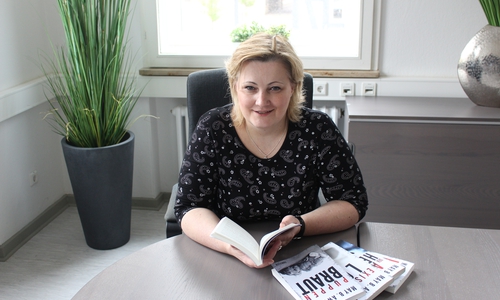 Während sie schon als Teenager Gedichte geschrieben und Artikel für die Schülerzeitung verfasst hat, lebt sie heute in Wolfenbüttel als erfolgreiche Autorin: May B. Aweley. Fotos/Podcast: Christina Ecker
