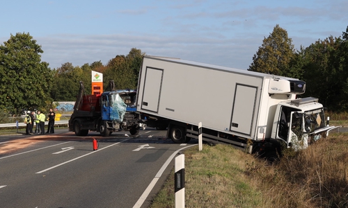 Kraftstoff ist in den Graben geflossen. Die Arbeiten dauern noch an. Fotos: Rudolf Karliczek
