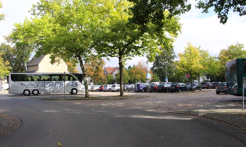 Noch sind die Parkplätze an der Kaiserpfalz nutzbar, die CDU-Ratsfraktion sieht trotzdem schon jetzt Handlungsbedarf und fordert die Ausarbeitung eines Parkraumkonzeptes für Goslar. Foto: Anke Donner