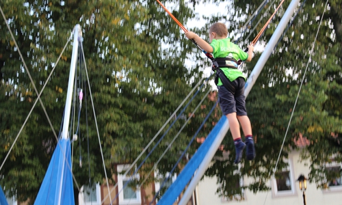 Beim Bungee springen hatten besonders die Kinder Spaß. Foto: Kai Baltzer