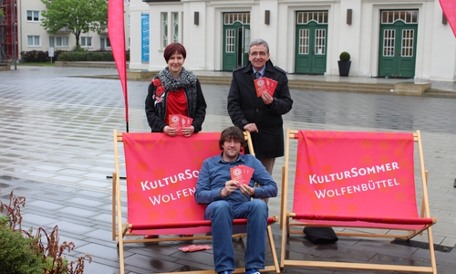 Präsentierten trotz des schlechten Wetters gut gelaunt das Programm des diesjährigen KulturSommers: Kulturmanagerin Alexandra Hupp, Wolfenbüttels Bürgermeister Thomas Pink und zuständig für die Öffentlichkeitsarbeit des Kulturbüros: Carsten Schrader (sitzend). Foto: Christina Ecker