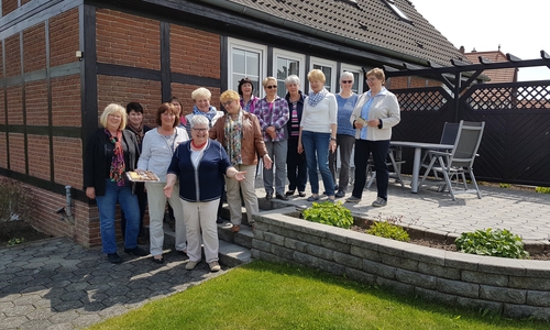 Landfrauen Helmstedt, Ulrike Janze (mit dem erweiterten Organisationsteam) öffnet die Arme mit dem Hinweis „Hereinspaziert“. Foto: Landfrauen Helmstedt