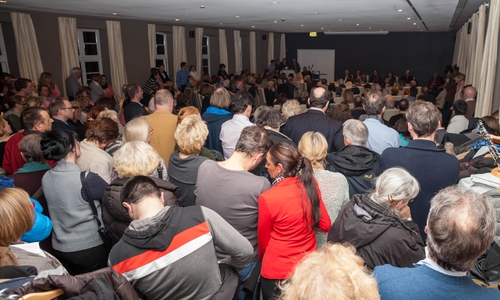 Zu klein für die Krankenhaus-Debatte: Schulter an Schulter standen die Zuhörer bis in die letzte Ecke des Veranstaltungsraumes im Schiefer. Foto: Alec Pein