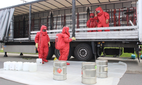 Auf dem Betriebsgelände der Firma Spittler wurde am Samstagmorgen eine Übung der Gefahrgut-Gruppe der Feuerwehren Goslar und Langelsheim durchgeführt. Fotos: Anke Donner 