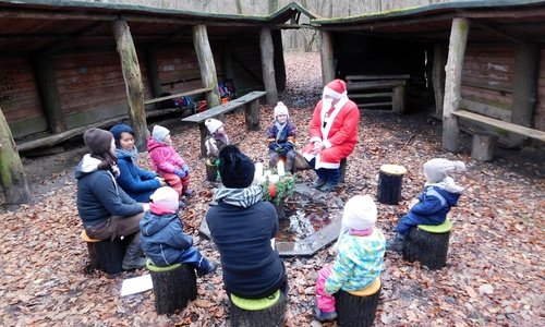 Der Nikolaus schaute im im Essehofer Kral vorbei. Fotos: Gemeinde Lehre