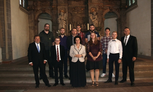 Hintere Reihe von links: Volker Friedrich Keese, Raphael Möhle, Kay Richter, Dimitrios Dallas, Sebastian Adamkiewicz
Vordere Reihe von links: Geschäftsführer Dr. Andreas Bierich, Julian Kriete, Ministerin Dr. Carola Reimann, Sabrina von Horn, Ian-Hakon Kalus, Kreishandwerksmeister Oliver Schatta. Foto: Siegfried Nickel