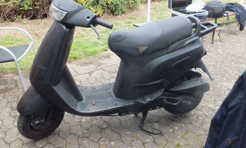 Auffällig ist, dass der Roller und auch die Lichter komplett schwarz lackiert wurden. Foto: Polizei