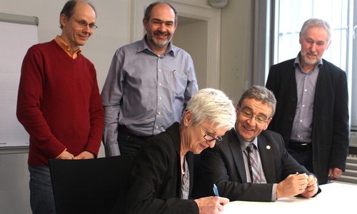 Landrätin Christiana Steinbrügge und Bürgermeister Thomas Pink bei der Vertragsunterzeichnung. Mit dabei Kai Seehafer (Denkmalpfleger des Landkreises), Sven Volkers (Stiftung Zukunftsfonds Asse) und Hans Mai (Denkmalpfleger der Stadt) (hinten v. li.). Foto: Alexander Dontscheff