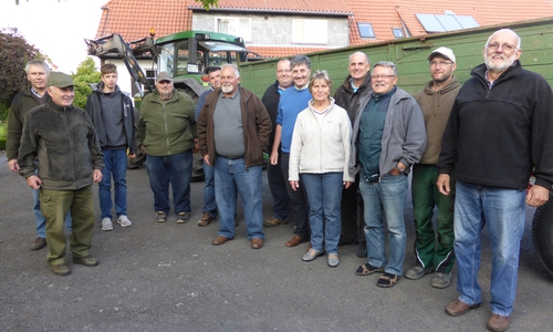 Die Mitglieder der Schliestedter Feldmarksinteressentschaft (ganz links Vorsitzender Joachim Hühne) auf dem Hof Marschall (dritter und fünfter von rechts Ehepaar Marschall) vor dem Schlepper mit Gummiwagen, der zur Ausfahrt diente. Foto: Privat
