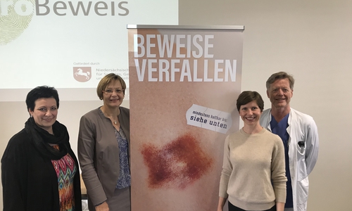 Das Helios Klinikum Gifhorn ist als neue Partnerklinik des niedersachsenweiten Netzwerks ProBeweis eine wichtige Anlaufstelle für Opfer von häuslicher und/oder sexueller Gewalt in der Region. Lisa Berking (links) und Stefanie Hoyer (Zweite von rechts) vom Netzwerk ProBeweis, Christine Gehrmann (Zweite von links), Gleichstellungsbeauftragte des Landkreises, und Rainer Bödecker, Oberarzt in der Klinik für Frauenheilkunde und Geburtshilfe. Foto: Helios Klinikum Gifhorn