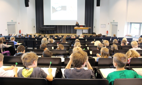 Die Kinder lauschten aufmerksam der Vorlesung. Foto: Kai Baltzer
