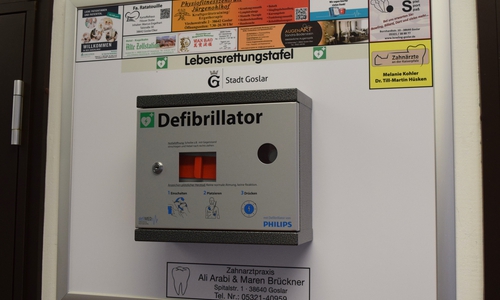 Die Werbetafel hinter dem Defibrillator zeigt, wer das Gerät in der
Stadtverwaltung ermöglicht hat. Foto: Stadt Goslar