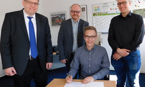 Sven Müller, Tobias Breske und Tim Frickmann (v.l.) mit dem neuen Azubi Max-Jonas Piehl (sitzend). Foto: Gemeinde Lehre