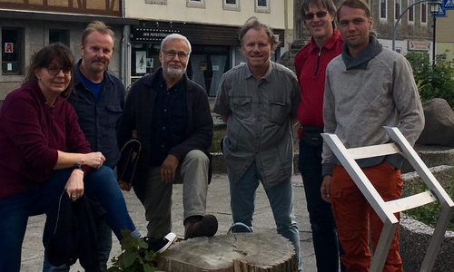 Angelika Uminski, Bernhard
Foitzik, Hilmar Nagel, Klaus Bergmann, Lutz Seifert und Uwe Weihmann
neben einem Baumstumpf auf dem Marktplatz in Schöppenstedt. Foto: Seifert 
