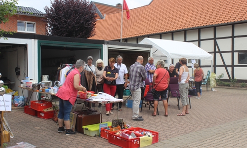 In Fümmelse findet noch bis 18 Uhr der Dorf-Flohmarkt statt. Foto: Anke Donner 