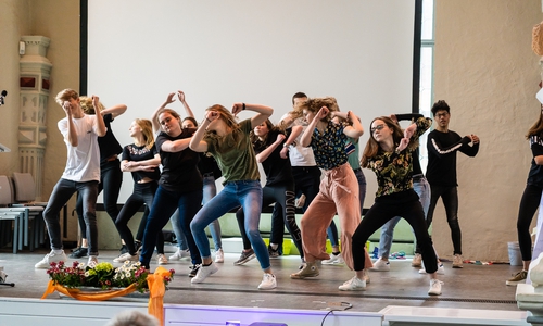 Szenische Interpretationen zum Thema Europa wurden vorbereitet und dem Publikum vorgestellt. Foto: Gymnasium am Bötschenberg