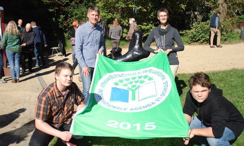 Im Otterzentrum Hankensbüttel nahmen Paul Bieneck, Jörg Popke, Tina Drenkelfort und Luca Peters (von links) für die Werla-Schule Schladen die Auszeichnung „Umweltschule 2015“ entgegen. Fotos: Privat

