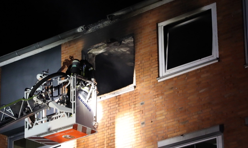 Das Fenster war beim Eintreffen der Feuerwehr bereits zerbrochen. Fotos: Rudolf Karliczek