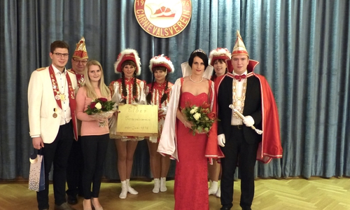 Das Prinzenpaar der abgelaufenen Session, Präsident  Andreas Bürger, Funken des ECV, rechts Prinzessin Jana I. und Prinz Alexander I. Foto: Elber Carneval Verein