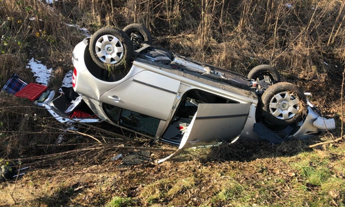Das Auto lag bei Eintreffen der Rettungskräfte auf dem Dach. Foto: Feuerwehr Helmstedt