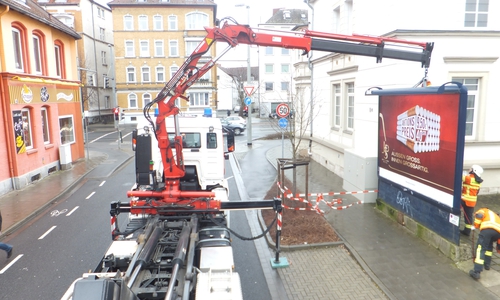 Die Tafel drohte auf den angrenzenden Gehweg zu stürzen. Foto: Feuerwehr Braunschweig
