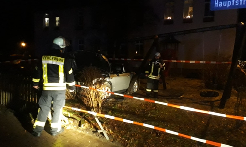 Nach dem Unfall war das Auto nicht mehr fahrbereit. Foto: Feuerwehr