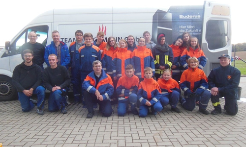 Die Mitarbeiter der Team Plagemann GmbH und die Jugendfeuerwehr Oh-Bo-Do (Ohrum-Bornum-Dorstadt. Foto: Matzuga 