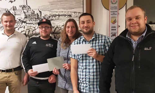 Die Gewinner (Mitte) mit den Gruppenführern (v.l.) Henry Heldt, Bernhard
Wölfer, Kirsten Bölker, Marvin Fricke und Dennis Meyer. Foto: Feuerwehr Hornburg