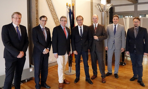 Braunschweigs Stadtbaurat Heinz-Georg Leuer, Wolfenbüttels Erster Stadtrat Knut Foraita, Bürgermeister Thomas Pink, Oberbürgermeister Ulrich Markurth, Braunschweigs Erster Stadtrat Christian Geiger, Wolfenbüttels Stadtrat Thorsten Drahn und Wolfenbüttels Stadtbaurat Ivica Lukanic. Foto: Stadt Wolfenbüttel