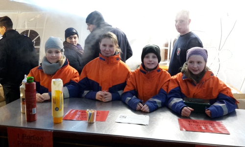 „Arbeitsreicher“ Advent für die Jugendfeuerwehr Watenbüttel. Foto: S. Kadereir