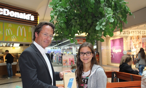 Sven Hess vom Center Management überreicht Kristin Ahrens ihr neues Tablet. Foto: Jan Borner