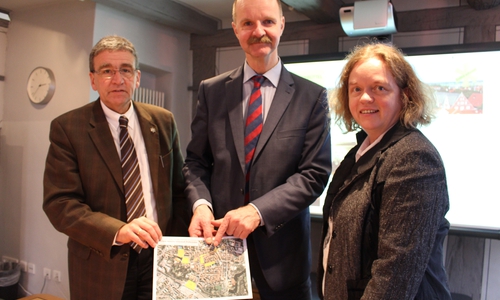 Bürgermeister Thomas Pink mit Matthias Tramp und Vera Steiner, Geschäftsführer der Stadtwerke Wolfenbüttel. Foto: Jan Borner