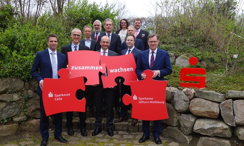 1. Reihe von links: Dr. Jörg Nigge (Oberbürgermeister Stadt Celle), Kay Hoffmann (stv. Vorstandsvorsitzender Sparkasse Gifhorn- Wolfsburg), Stefan Gratzfeld (Vorsitzender des Vorstandes Sparkasse Celle), Dr. Patrick Kuchelmeister (Vorstandsmitglied Sparkasse Celle), Dr. Andreas Ebel (Landrat Landkreis Gifhorn); 2. Reihe von links: Klaus Mohrs (Oberbürgermeister Stadt Wolfsburg), Gerhard Döpkens (Vorsitzender des Vorstandes Sparkasse Gifhorn- Wolfsburg), Klaus Lüdiger (Mitglied des Vorstandes Sparkasse Gifhorn- Wolfsburg); 3. Reihe von links: Klaus Wiswe (Landrat Landkreis Celle), Josephine Perlin (stv. Personalratsvorsitzende Sparkasse Gifhorn-Wolfsburg) und Thomas Aulich (Personalratsvorsitzender Sparkasse Celle). Foto: Sparkasse Gifhorn-Wolfsburg