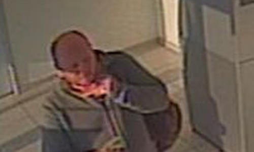 Mit diesem Foto sucht die Polizei Braunschweig nach einem EC-Kartenbetrüger. Foto: Polizei