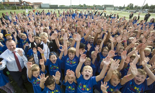 Zum Start des Bewegungsfestivals „Sport-Oskar“ waren 300 Grundschulkinder sowie Steffen Krollmann (Vorsitzender der Volksbank BraWo Stiftung) und Claudia Kayser (Leiterin der Direktion Wolfsburg von der Volksbank BraWo) bester Laune.
Foto: Volksbank BraWo/Peter Sierigk
