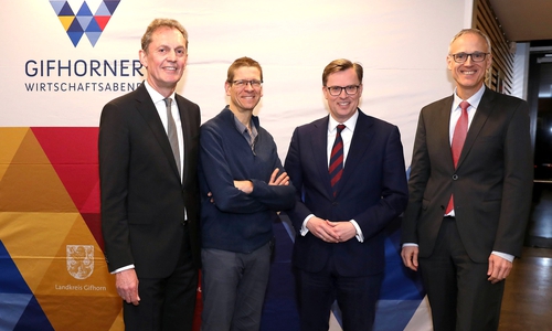 Der Referent des Gifhorner Wirtschaftsabends, Prof. Dr. Martin Korte (2.v.l.) wurde von den Gastgebern, Gerhard Döpkens (v.l.), Vorsitzender des Vorstandes der Sparkasse Gifhorn-Wolfsburg, Landrat Dr. Andreas Ebel und Kay Hoffmann, stv. Vorstandsvorsitzender der Sparkasse Gifhorn-Wolfsburg, empfangen. Foto: Sparkasse Gifhorn-Wolfsburg
